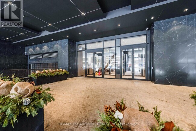 488 University Ave in Toronto, ON - Building Photo - Building Photo