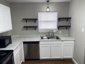 1905 N Ben Wilson St, Unit 10 in Victoria, TX - Building Photo - Building Photo