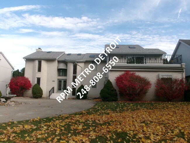 5881 Naneva Ct in West Bloomfield, MI - Foto de edificio - Building Photo