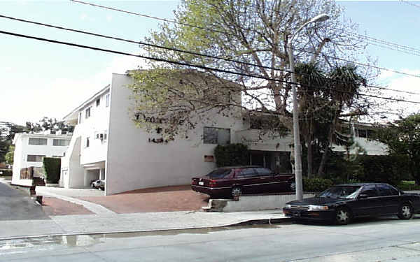 14934 Dickens St in Sherman Oaks, CA - Foto de edificio - Building Photo