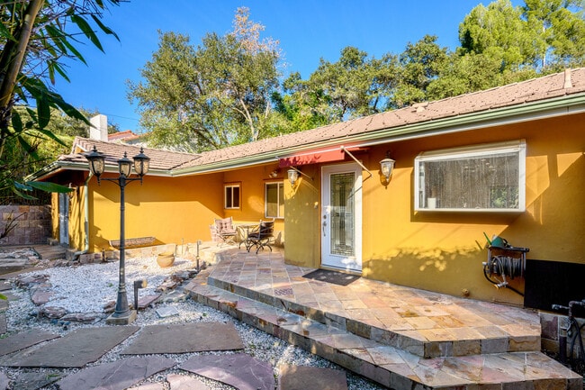 1544 Golf Club Dr in Glendale, CA - Building Photo - Building Photo