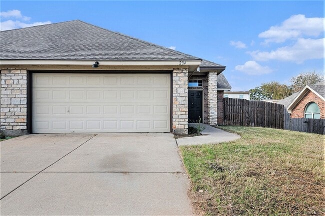 236 Rentz Pl Cir in Weatherford, TX - Foto de edificio - Building Photo