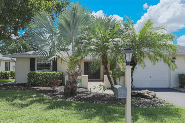 6986 W Country Club Dr N in Sarasota, FL - Foto de edificio - Building Photo