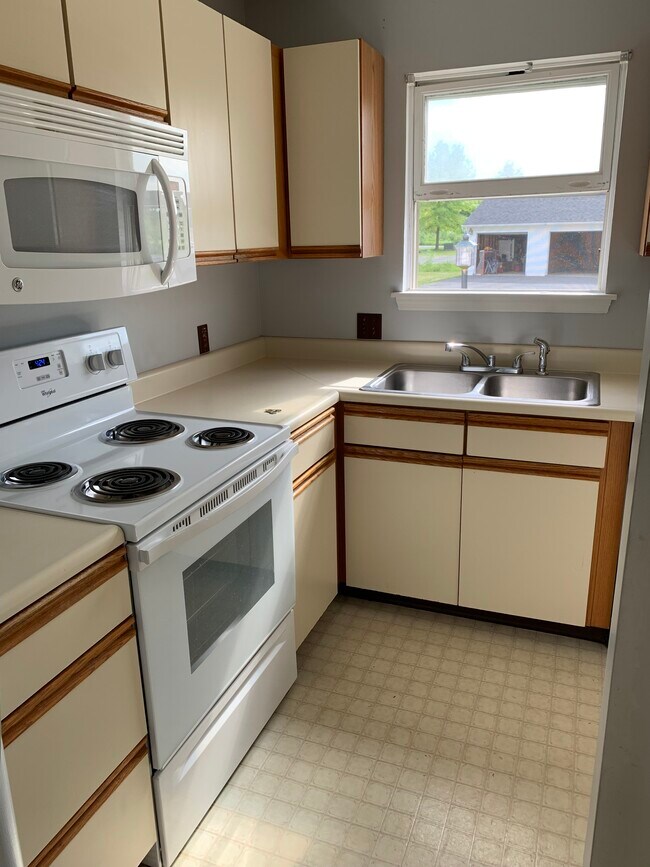 32 Oakwood Dr in Rouses Point, NY - Building Photo - Building Photo