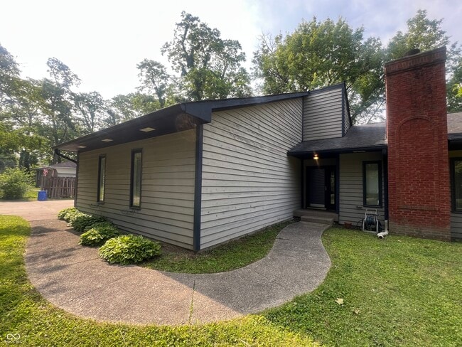 945 Fox Hill Dr in Indianapolis, IN - Building Photo - Building Photo