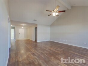 102 Saddlebag Ct in Newark, TX - Foto de edificio - Building Photo