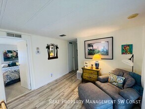 102 Queen Palm Dr in Naples, FL - Building Photo - Building Photo