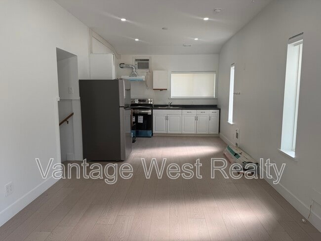 907-907 Sutherland Ave in Kelowna, BC - Building Photo - Building Photo