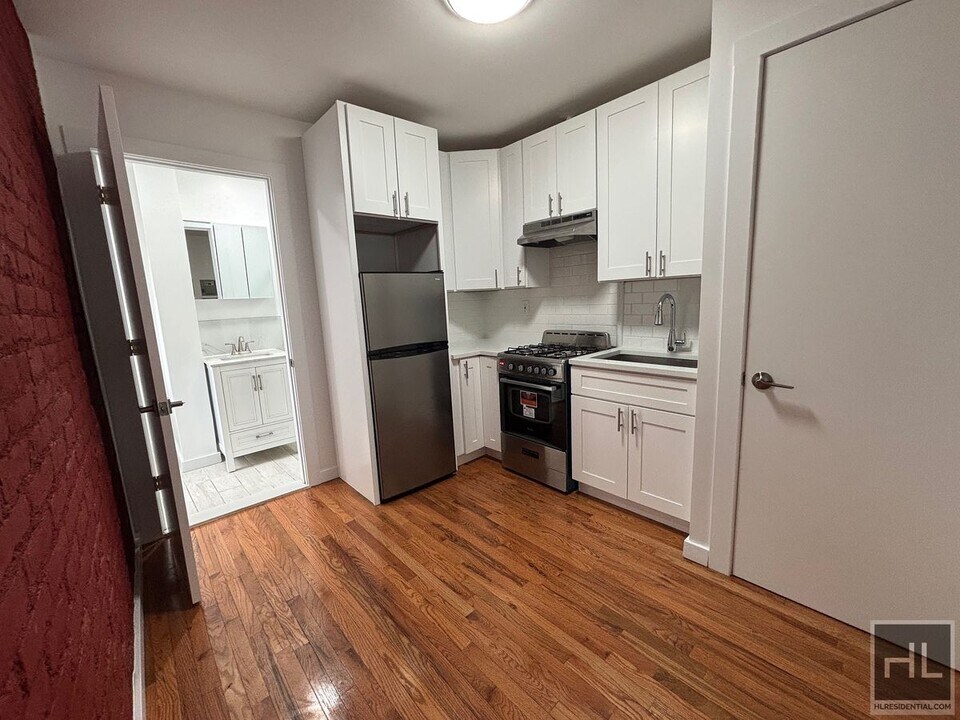 YORK AVENUE in New York, NY - Building Photo