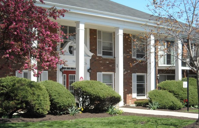 Sturbridge Village in Williamsville, NY - Foto de edificio - Building Photo