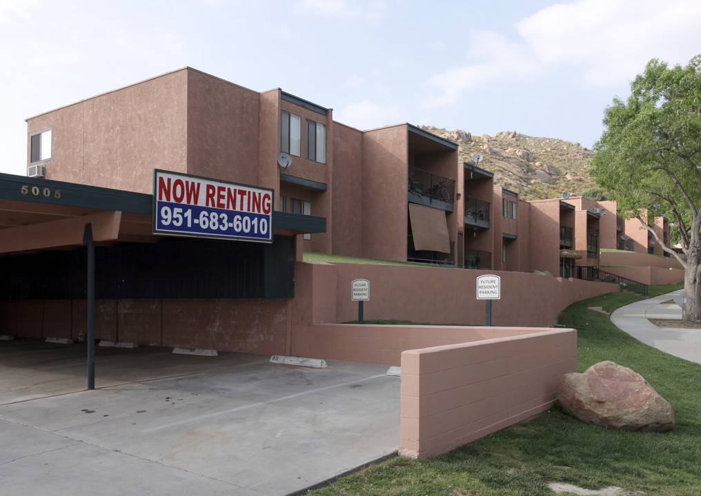 Logan Pointe Apartments in Riverside, CA - Building Photo