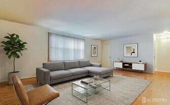 226 Bexley Ln in Piscataway, NJ - Building Photo