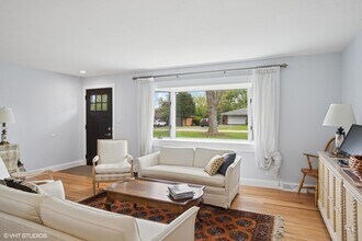 2050 Beechnut Rd in Northbrook, IL - Foto de edificio - Building Photo