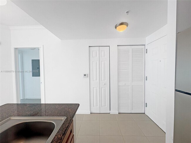 2000 N Bayshore Dr, Unit 1406 in Miami, FL - Foto de edificio - Building Photo