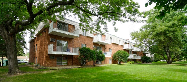 Lake Phalen Place in St. Paul, MN - Building Photo - Building Photo