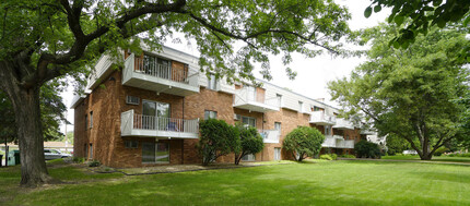 Lake Phalen Place in St. Paul, MN - Building Photo - Building Photo