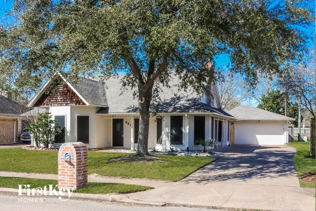 property at 6611 Gleneagles Dr