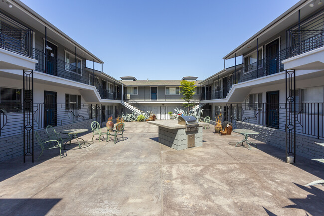 Talmadge Pacific Apartments in San Diego, CA - Foto de edificio - Building Photo