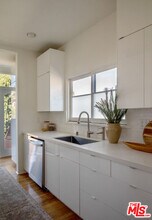 4133 Holly Knoll Dr in Los Angeles, CA - Building Photo - Building Photo