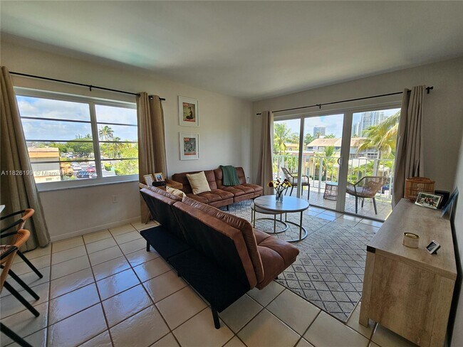 3944 NE 167th St in North Miami Beach, FL - Building Photo - Building Photo