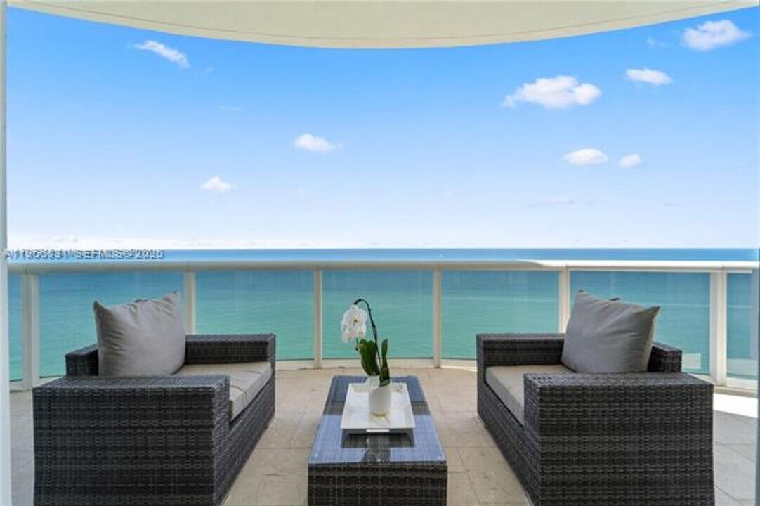 16001 Collins Ave in Sunny Isles Beach, FL - Foto de edificio