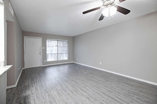 3203 W Walnut Hill Ln in Irving, TX - Building Photo