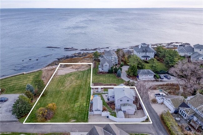 624 Vineyard Point Rd in Guilford, CT - Building Photo - Building Photo