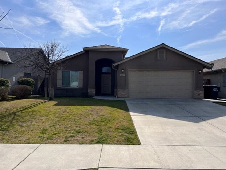 1027 E Margalo Ct in Visalia, CA - Foto de edificio