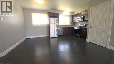 98 Palmer Rd in Hamilton, ON - Building Photo - Building Photo