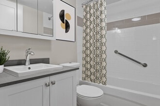 Caravel in Kingston, ON - Foto de edificio - Building Photo