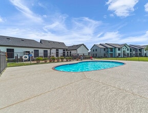 Lakeside Apartments in Beaumont, TX - Building Photo - Building Photo