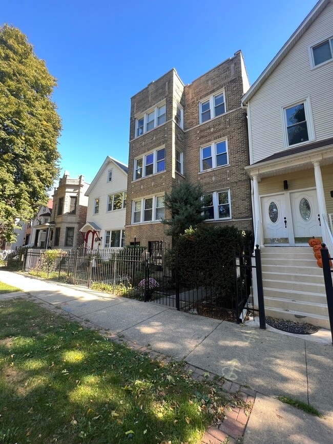 2439 N Francisco Ave in Chicago, IL - Building Photo - Building Photo