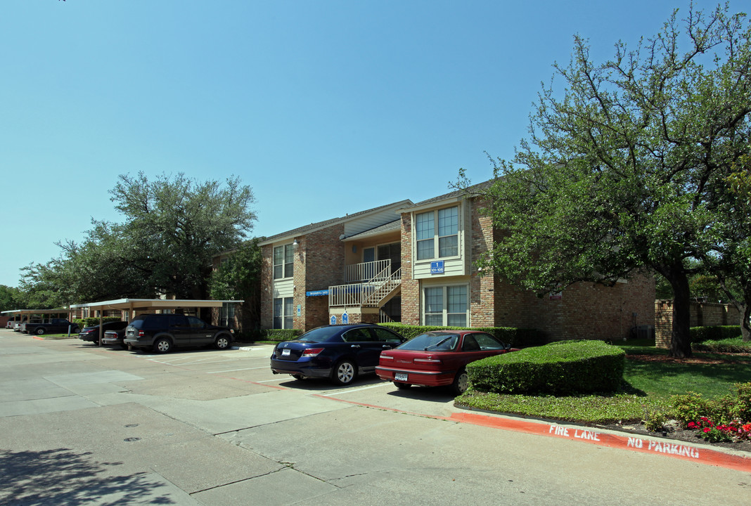 Berry Trail in Dallas, TX - Foto de edificio