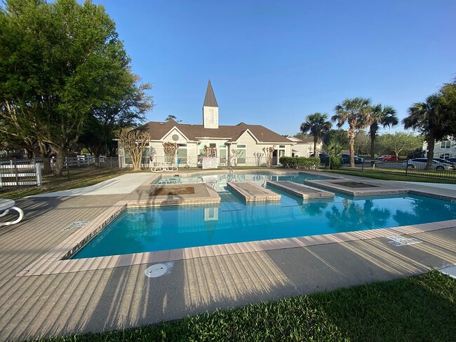 Dayton Park Apartments in Dayton, TX - Foto de edificio - Building Photo