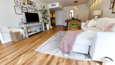 3375 N Country Club Dr in Miami, FL - Foto de edificio - Building Photo