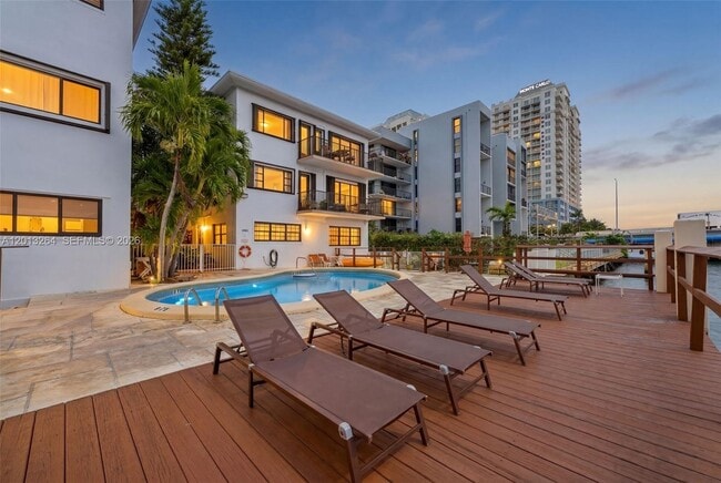 7845 NE Bayshore Ct in Miami, FL - Building Photo - Building Photo