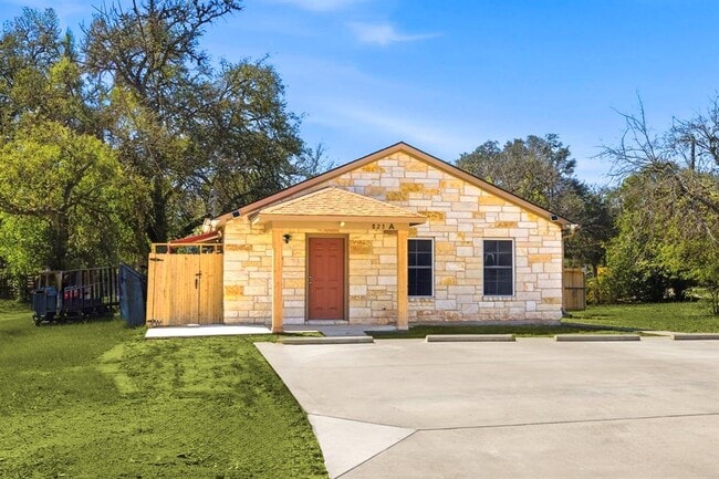823 N Commerce St in Lockhart, TX - Building Photo - Building Photo