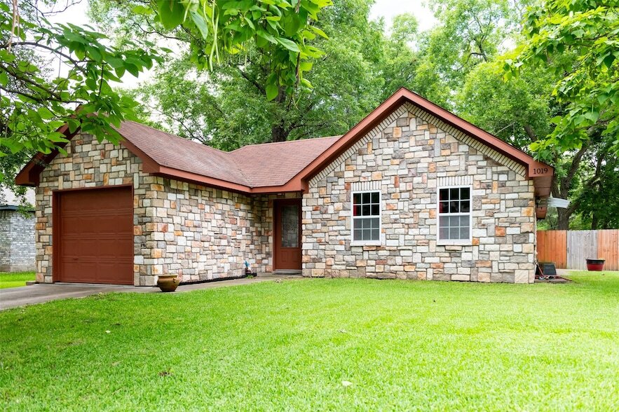 1019 Pine St in Bonham, TX - Building Photo