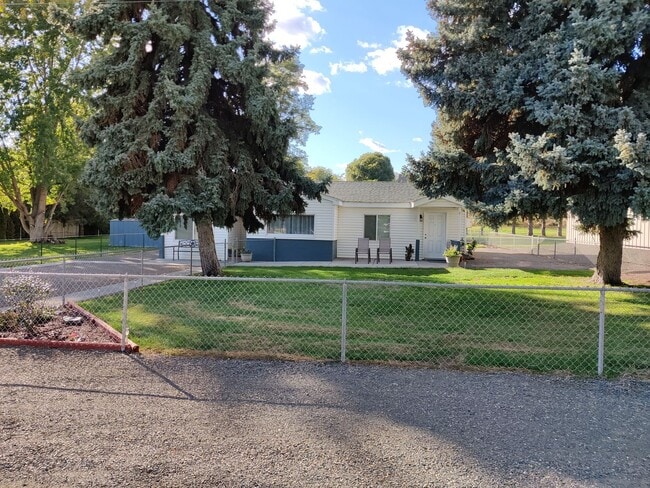 44102 Dimmick Rd in Benton City, WA - Building Photo - Building Photo