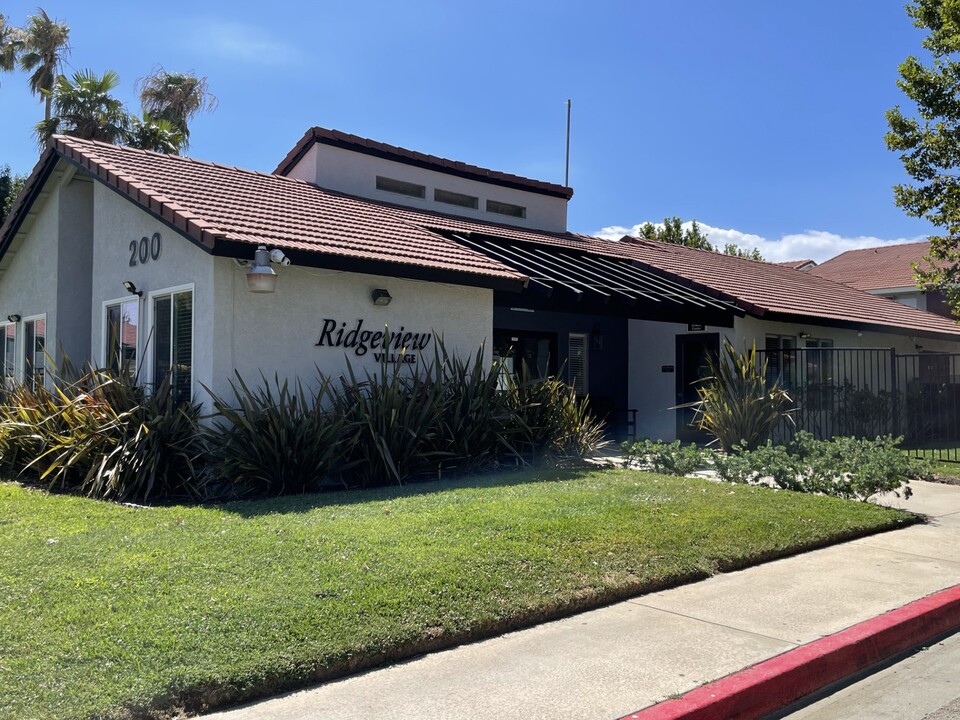 Ridgeview Village Apartments in Palmdale, CA - Foto de edificio