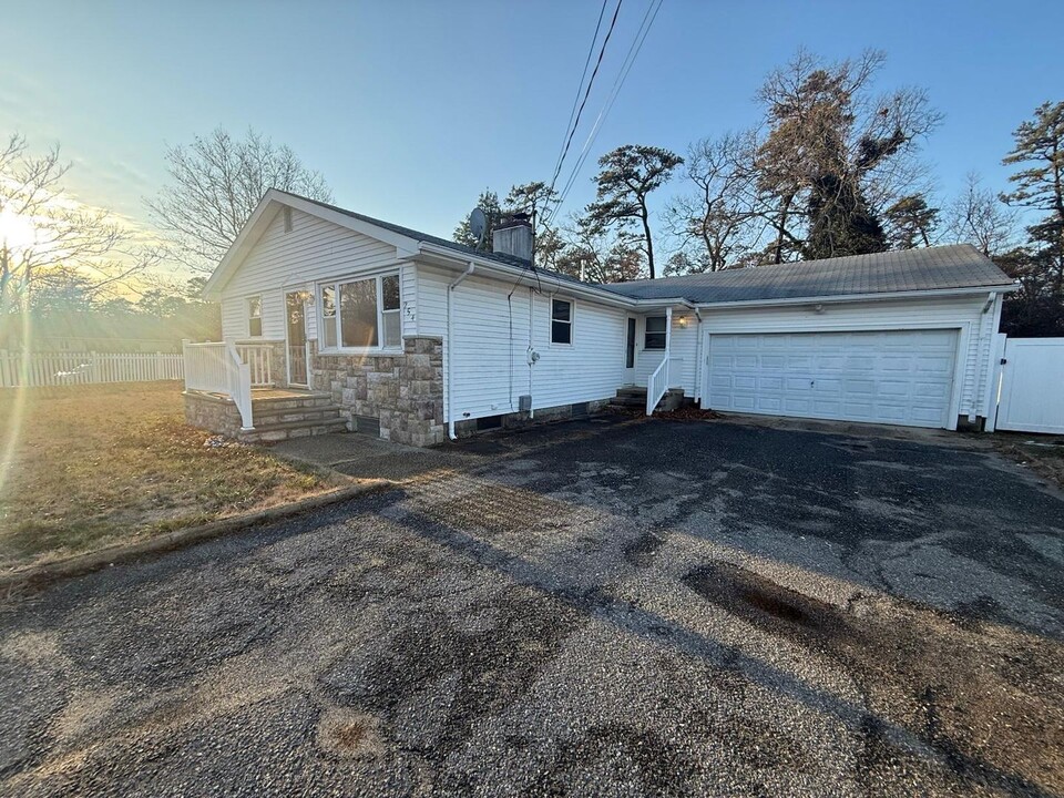 254 Admiral Ave in Beachwood, NJ - Building Photo