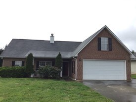 1822 Hunters Hill Blvd in Maryville, TN - Building Photo