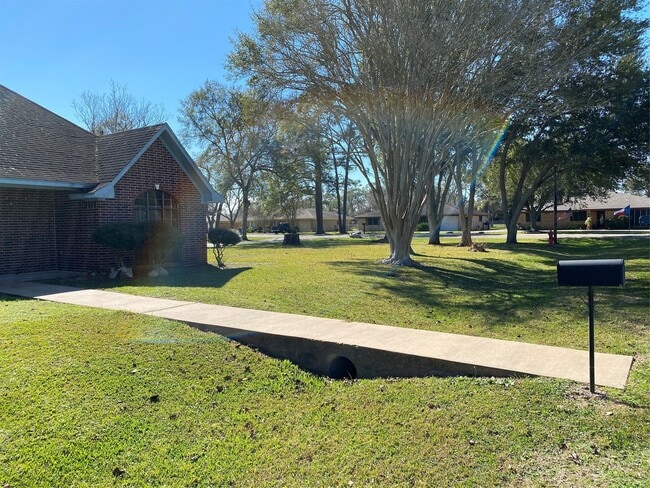 301 Jansen Dr in West Columbia, TX - Building Photo - Building Photo