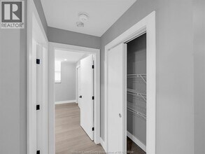 3177 Riverside Dr E in Windsor, ON - Foto de edificio - Building Photo