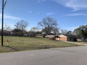 609 N 11th St in La Porte, TX - Foto de edificio - Building Photo