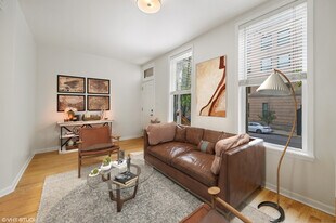 2434 N Southport Ave, Unit 2F in Chicago, IL - Building Photo