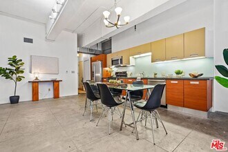 746 S Los Angeles St in Los Angeles, CA - Foto de edificio - Building Photo