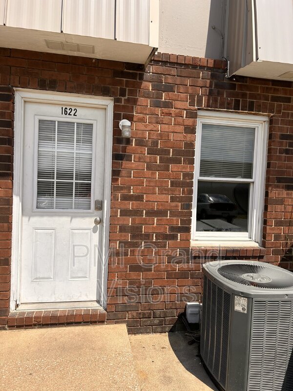 1622 University Dr in Charleston, IL - Building Photo - Building Photo