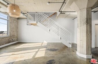 825 East 4th St in Los Angeles, CA - Building Photo - Building Photo