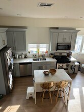 2406 S Dunsmuir Ave, Unit 2406 HALF in Los Angeles, CA - Building Photo - Building Photo